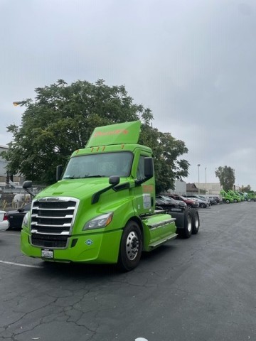 RoadEX, a large California drayage company, is adding 16 new natural gas trucks to their fleet through the Chevron and Clean Energy partnership Adopt-A-Port program. (Photo: Business Wire)