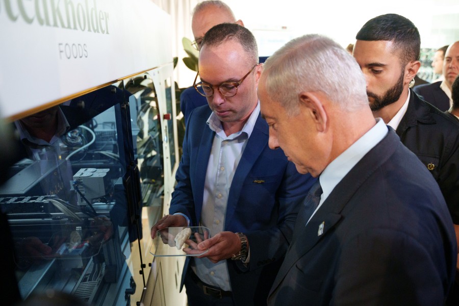 Israeli Prime Minister Visits Steakholder Foods® to Experience Cutting-Edge 3D Printing Technology. Photo by Uria Sayag.